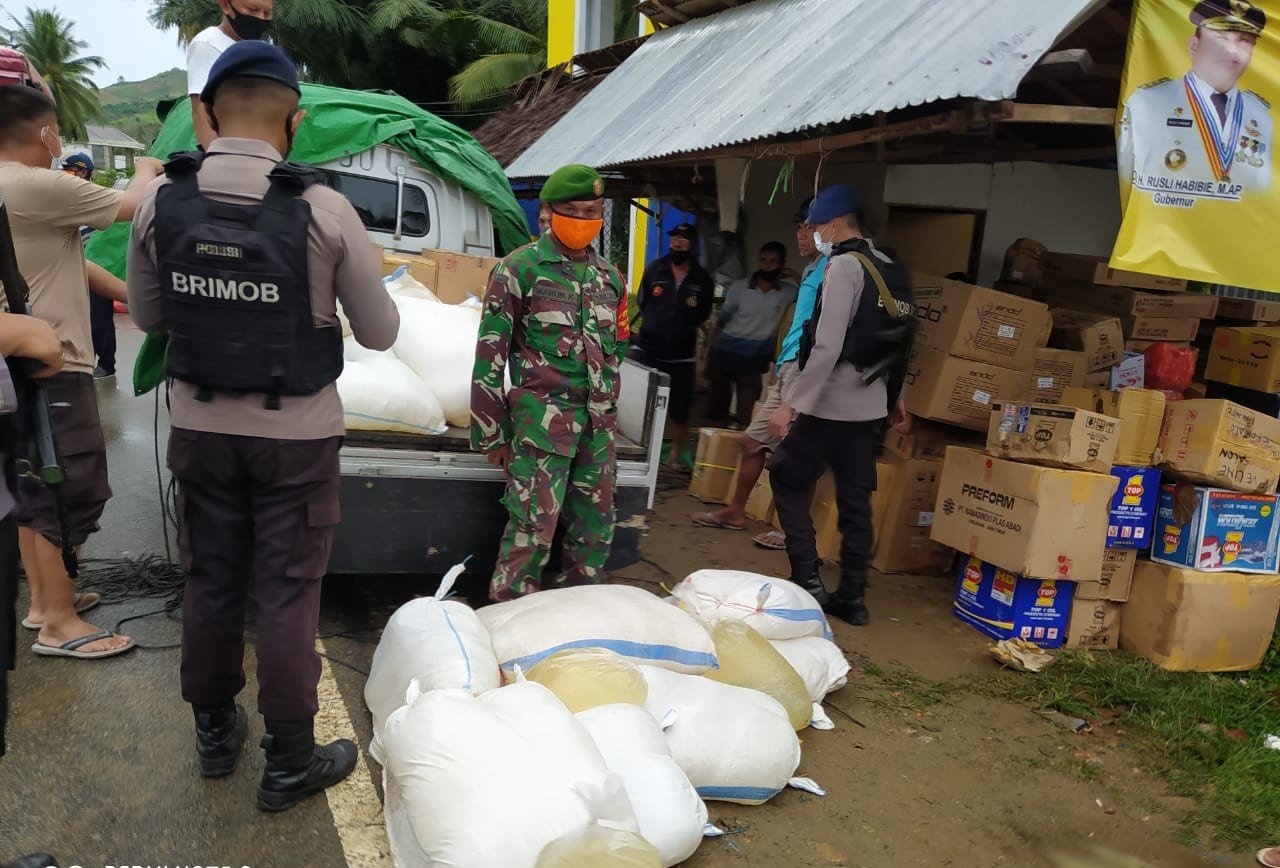 Petugas gabungan di perbatasan atinggola amankan mobil pick up bermuatan miras jenis cap tikus.(Foto : Istimewa)