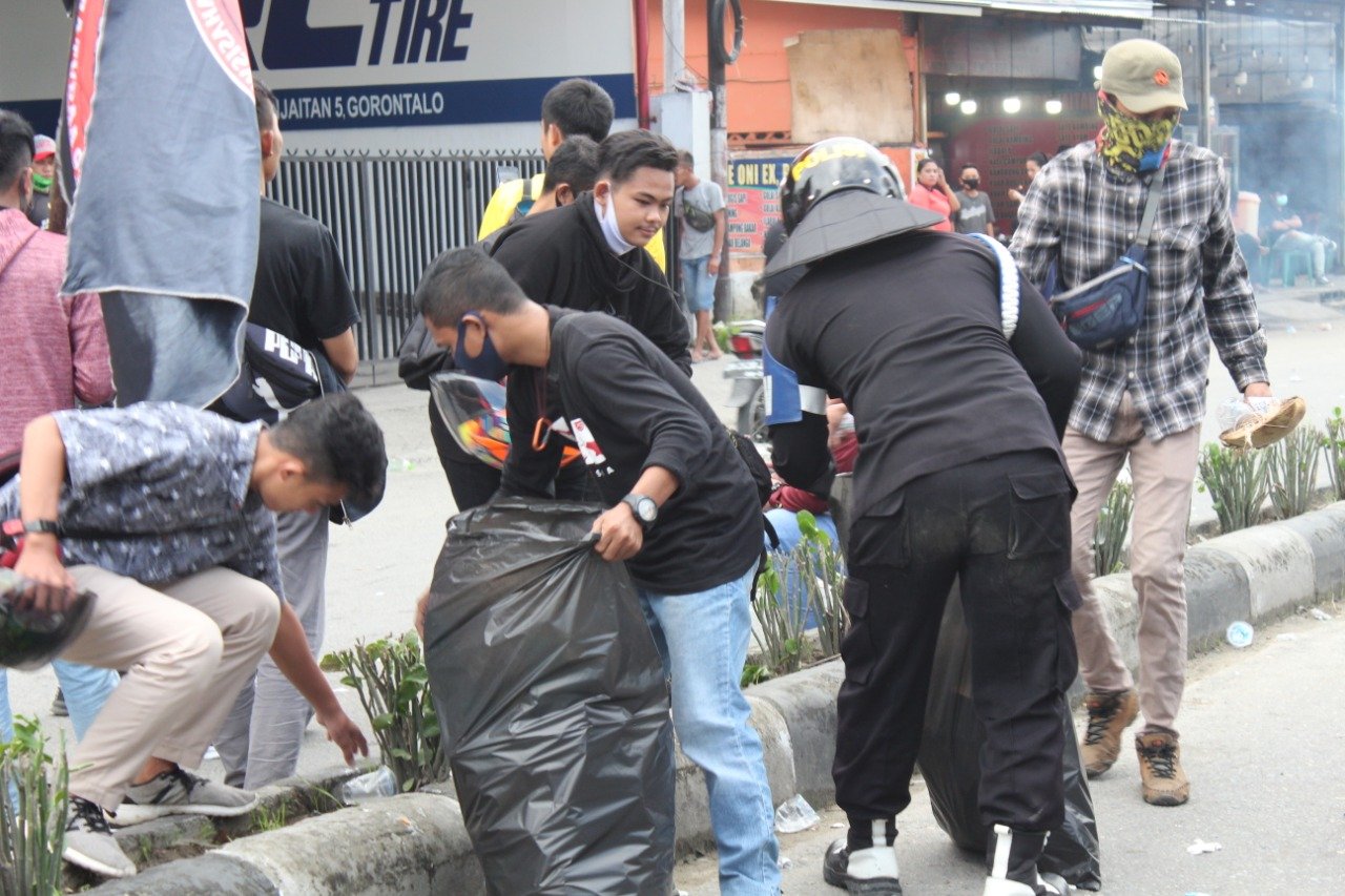 Unjuk Rasa Hari Kedua Mahasiswa Bersama Polri Gotong Royong Bersihkan Sampah