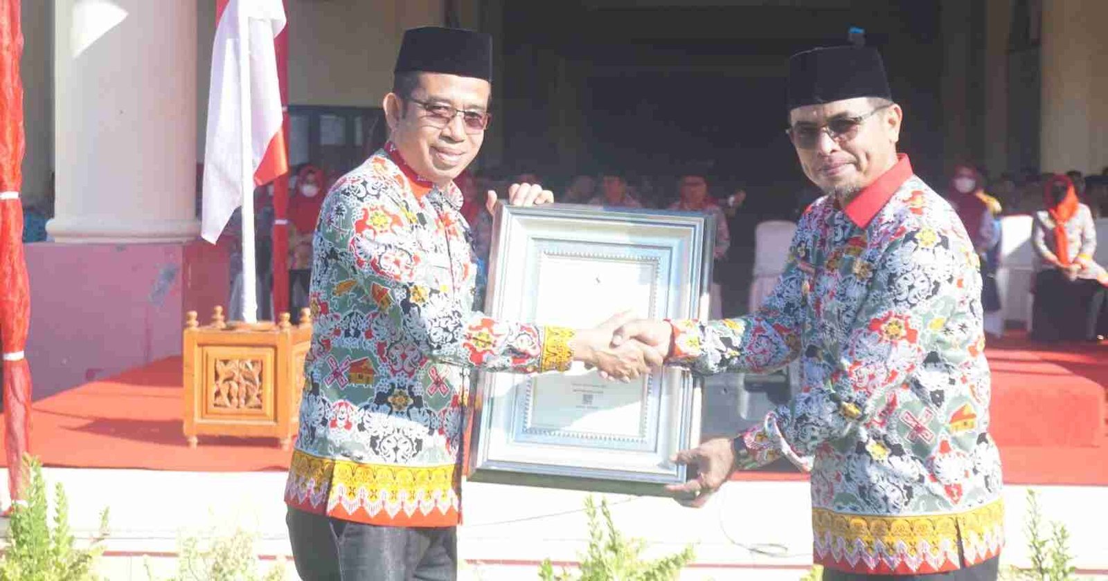 Terima Piagam Kabupaten Sehat, Bupati Puji Capaian Dinkes Bolmut