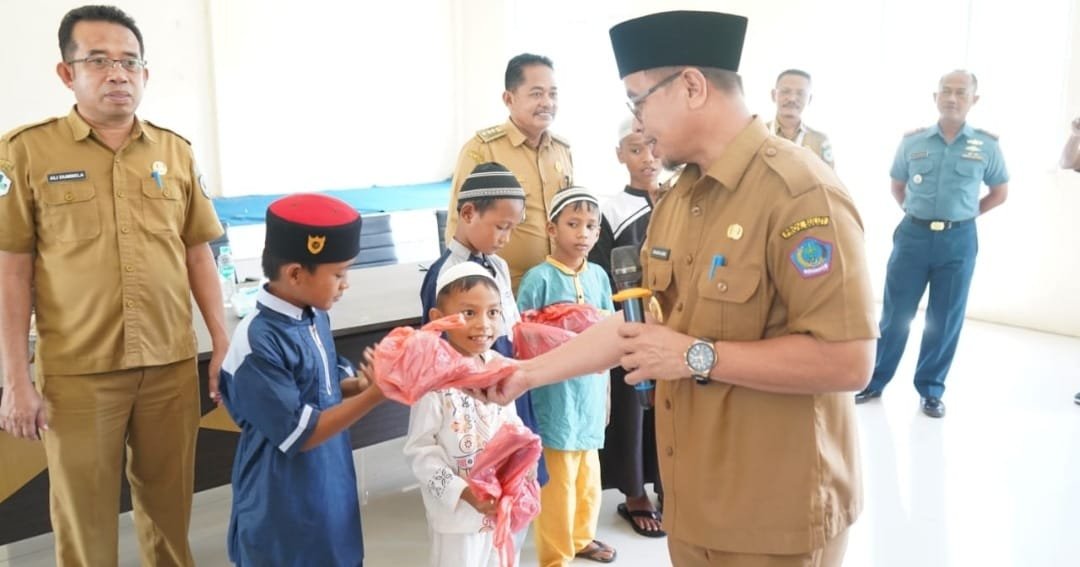 Pj. Bupati Bolmut didampingi Kadis Kesehatan Bolmut saat menyapa anak-anak penerima program sunatan masal. (Dok. Prokopim)