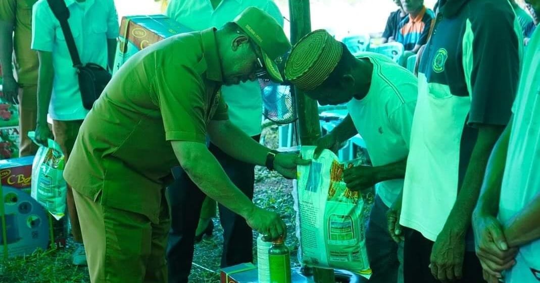 Penyerahan Bantuan Pertanian Kepada Petani Desa Paku Selatan.