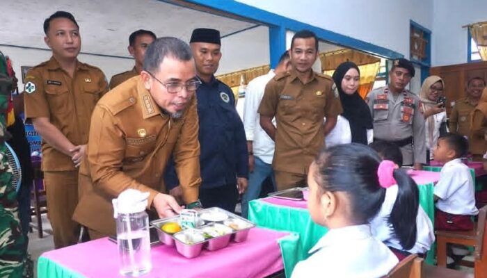 Bupati Sirajudin Lasena bersama Wabup Aditya Pontoh Resmi Luncurkan Program Makan Bergizi Gratis di Bolmut
